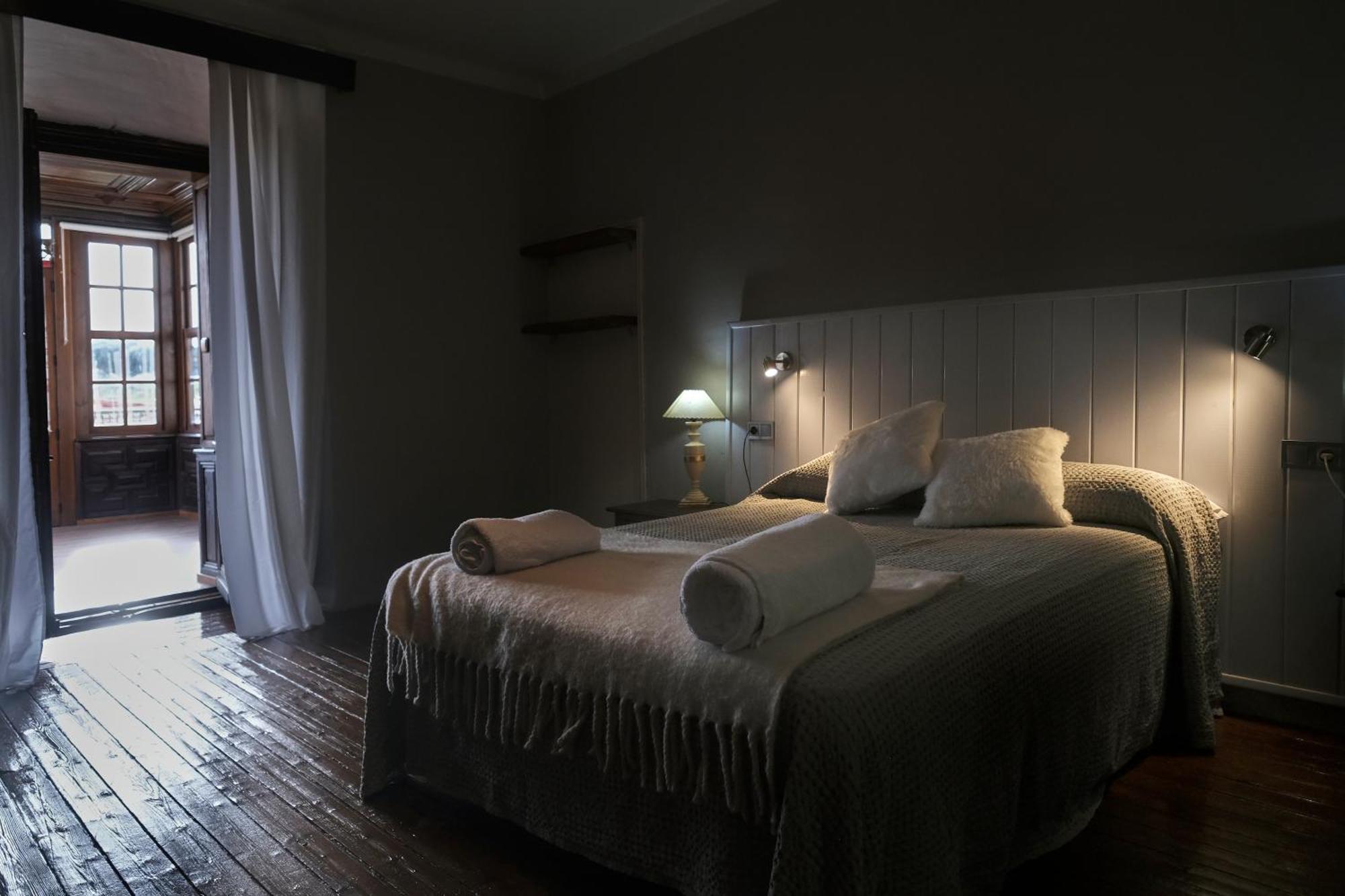 Casa Rural Palacio Conde De Aldana Con Piscina Entre Encinares Y Dehesas Terradillos ภายนอก รูปภาพ
